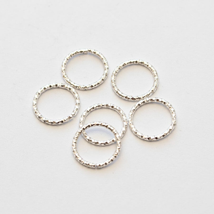 Krúžok s vysokým leskom vrúbkovaný 15 mm farba strieborná